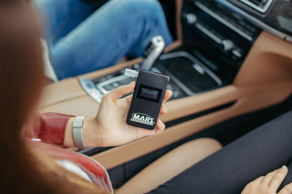 Alkomat HI-TECH MEDICAL Alcovisor Mars BT Czarny wbudowany port micro USB połączenie urządzenia z drukarką wydrukowanie pomiarów wyniki badania data godzina pomiaru liczba wykonanych pomiarów data ostatniej kalibracji