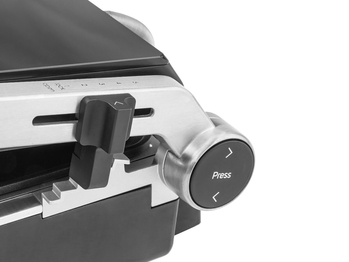 Grill elektryczny GASTROBACK 42537, nadmiar, tłuszcz, tacka, przeciekanie, dym, na białym tle zbliżenie na zawias grilla