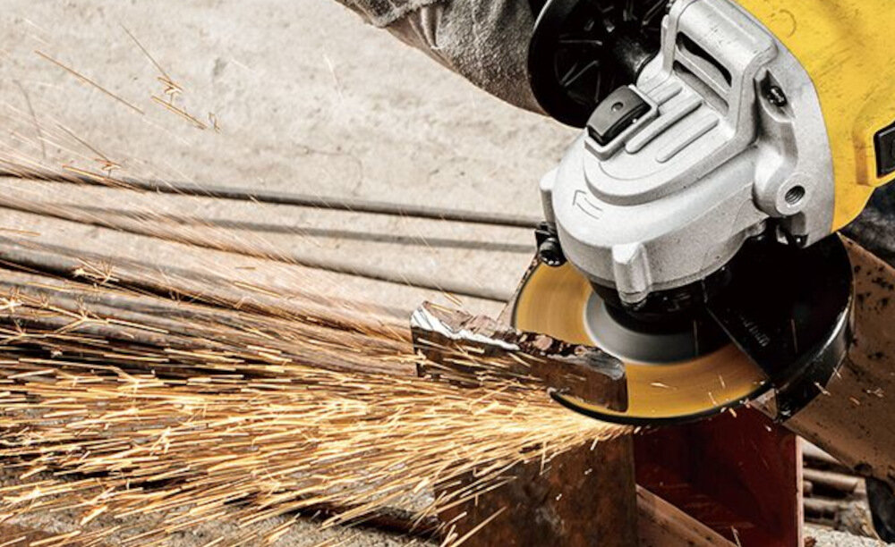 Szlifierka kątowa DEWALT DWE4233 przycisk blokady wrzeciona szybka wymiana tarczy praca w ciasnych przestrzeniach tarcza średnica 125 mm