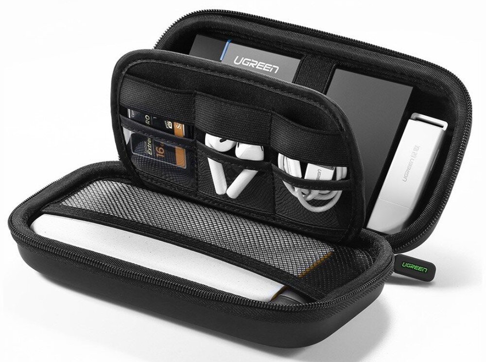Etui na dysk UGREEN 50274 LP128 Wnętrze otwartego czarnego etui wypełnione akcesoriami elektronicznymi, zawierające przegródki z siatki i elastyczne paski trzymające kable, słuchawki douszne, karty pamięci oraz powerbank