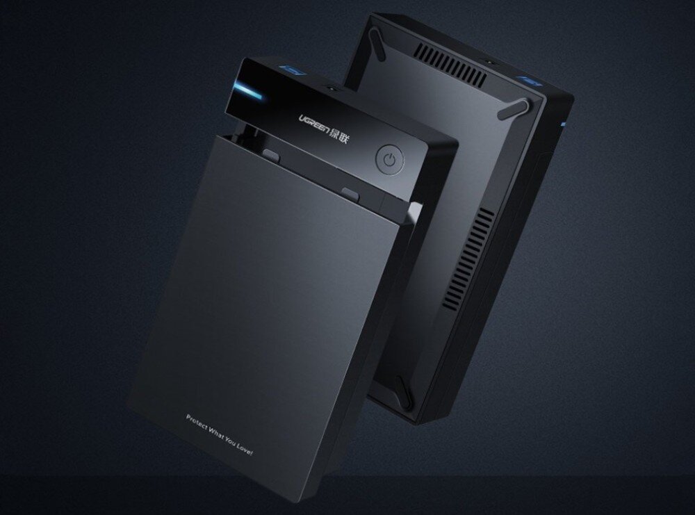 Obudowa dysku UGREEN US222 Produkt w ciemnej kolorystyce pokazany z dwóch stron w perspektywie, na górze znajduje się przycisk zasilania oraz dioda, a na dole napis 'Protect What You Love'