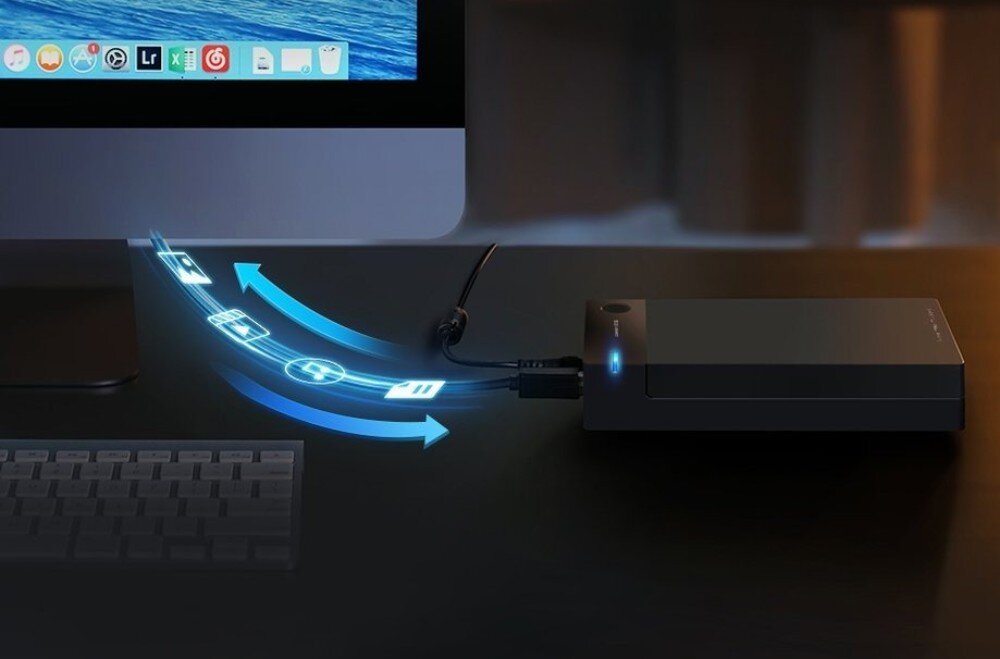 Obudowa dysku UGREEN US222 Urządzenie leżące na czarnym blacie obok komputera, połączone z nim kablem, z naniesioną grafiką łuku z ikonami plików przesyłanych między ekranem a produktem