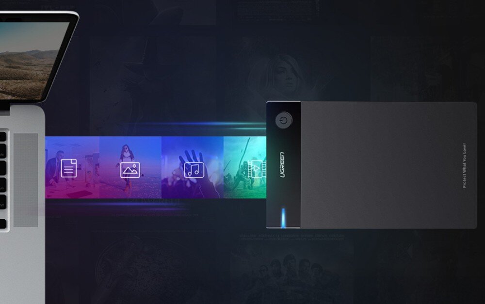 Obudowa dysku UGREEN US222 Widok z góry na urządzenie obok laptopa, z poziomym pasem grafik przedstawiających zdjęcia, muzykę i wideo symbolizującym transfer danych