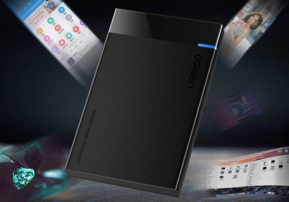 Obudowa dysku UGREEN 30847 Produkt zaprezentowany pod kątem na ciemnym tle, otoczony rozmazanymi grafikami przedstawiającymi interfejsy aplikacji mobilnych i komputerowych oraz zdjęcia