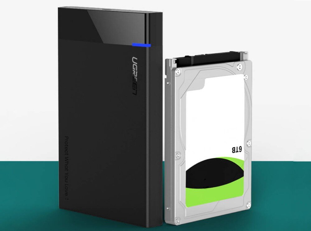 Obudowa dysku UGREEN 30847 Zestawienie pionowo ustawionej czarnej obudowy z logotypem marki oraz wewnętrznego dysku twardego z zielono-białą etykietą i oznaczeniem '6TB'