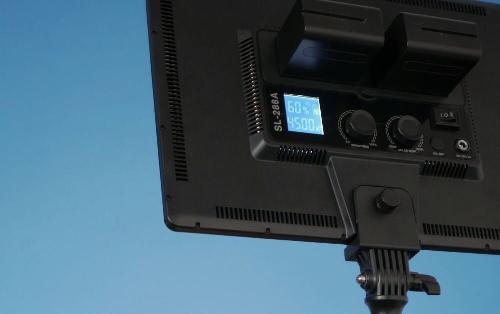 Lampa LED NEWELL Air 1100 barwa jasność zasilanie bateria montaż aparat zdjęcia filmy obsługa regulacja waga led wymiary