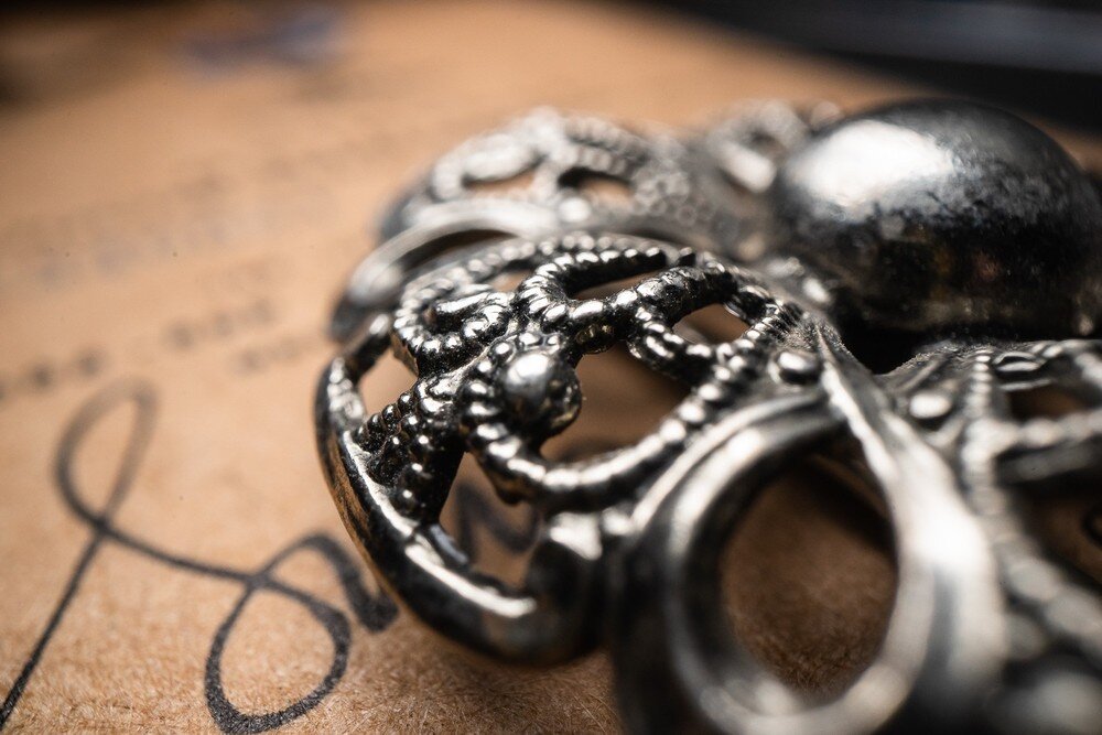 Zdjęcie broszki wykonane makro obiektywem Venus Optics Laowa Probe 24 mm f/14 Macro 2:1