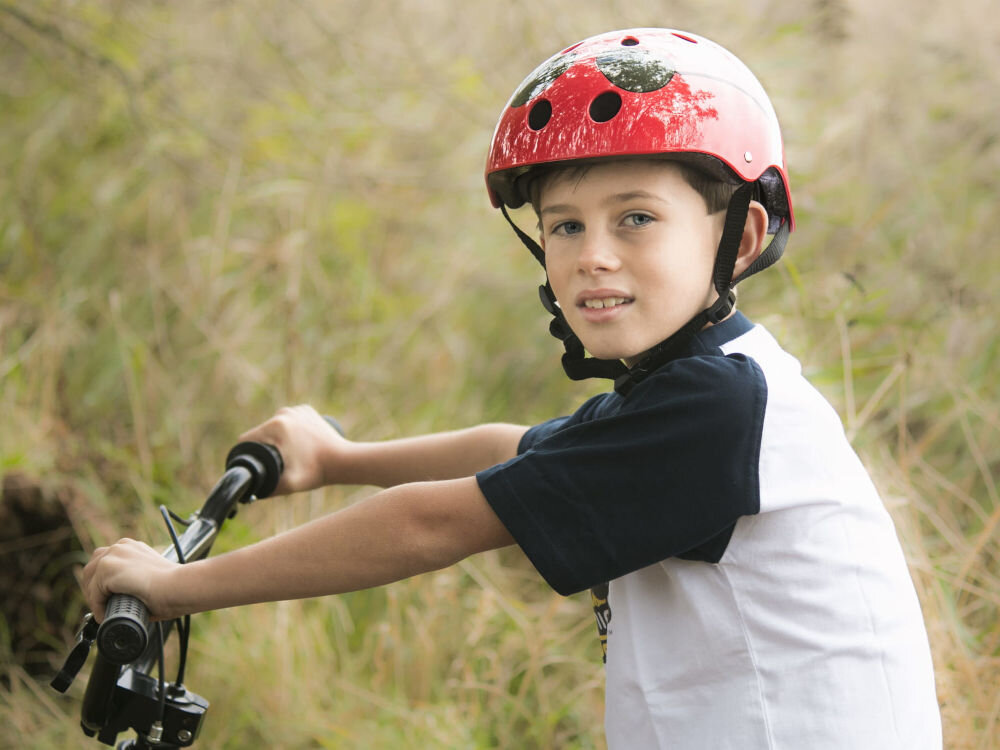 Kask HORNIT Aviators Czerwony-czarny dla Dzieci (rozmiar S) normy bezpieczeńswa wesoły motyw