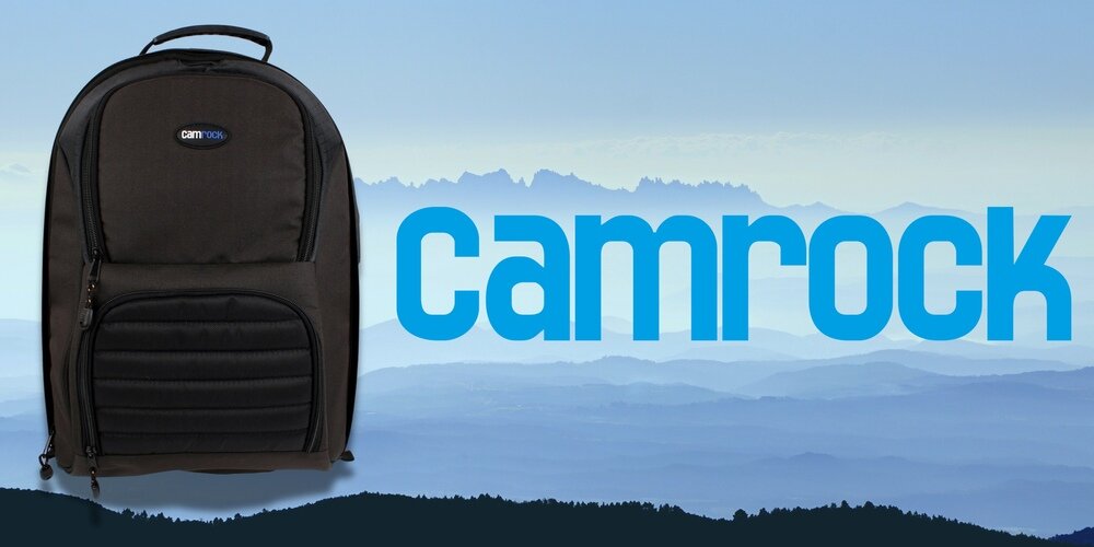 Plecak fotograficzny Camrock Beeg Z60 w kolorze czarnym, z przednią kieszenią na zamek, na tle gór i dużego napisu Camrock.