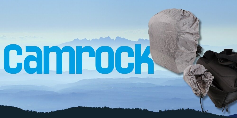 Plecak fotograficzny Camrock Beeg Z60 z nałożonym pokrowcem przeciwdeszczowym w kolorze szarym, obok widoczny napis Camrock.