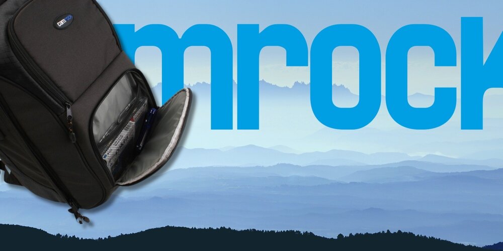 Plecak fotograficzny Camrock Beeg Z60 z otwartą przednią kieszenią na akcesoria i organizerem, na tle dużego napisu Camrock.