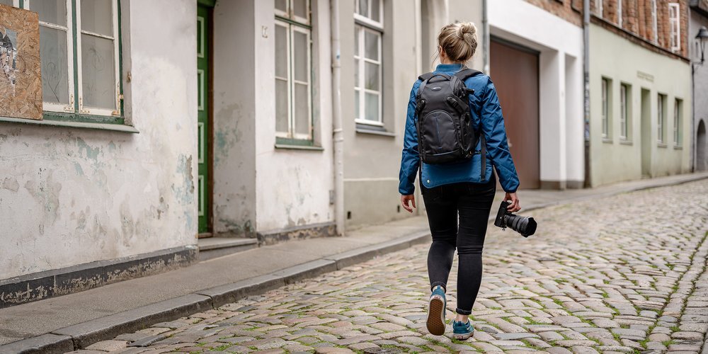 Plecak fotograficzny Camrock King Kong Z40 w czasie zwiedzania z aparatem w ręku