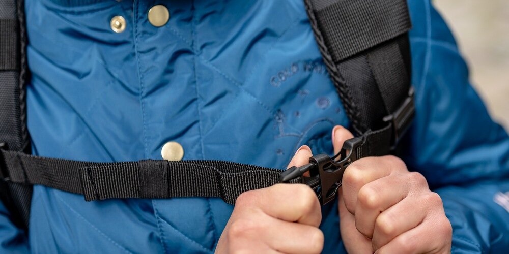 Zapinanie paska piersiowego w plecaku  Camrock King Kong Z40