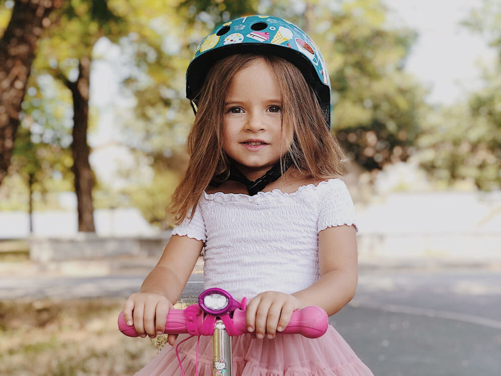 Kask HORNIT Ice Creams Wielokolorowy dla Dzieci (rozmiar M) normy bezpieczeńswa wesoły motyw