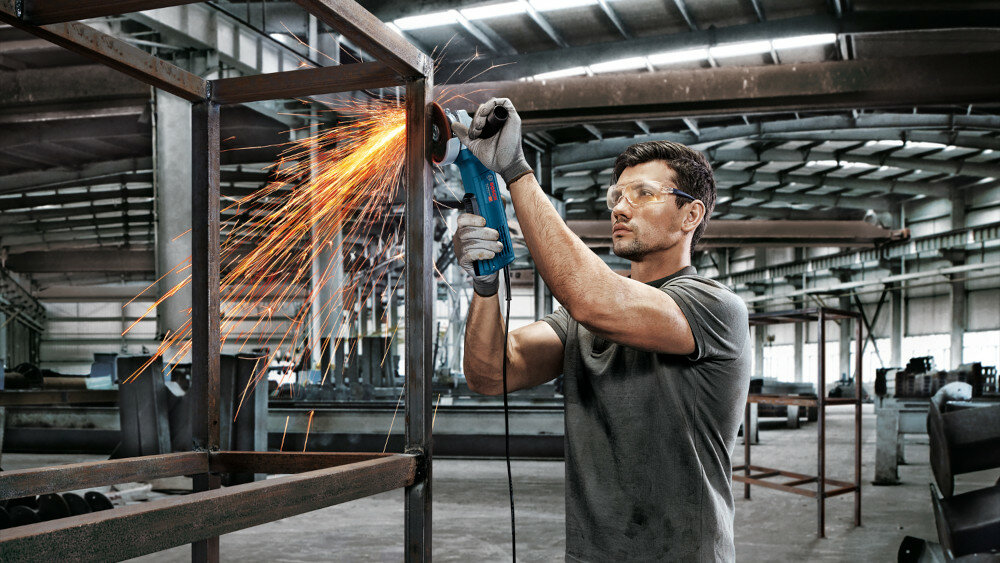 SZLIFIERKA KĄTOWA BOSCH-GWS-9-115-P wyglad urzadzenia