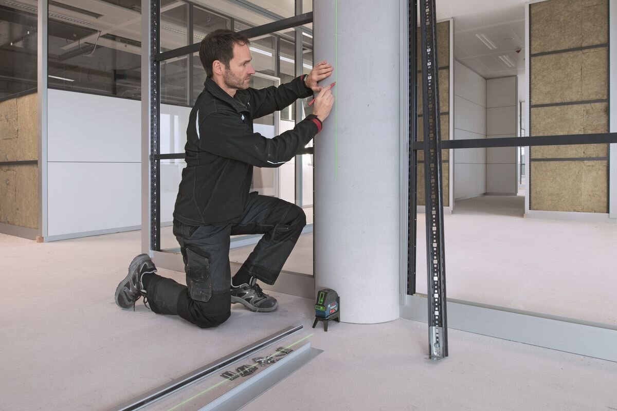 Laser punktowo-krzyżowy BOSCH Professional GCL 2-15 G + RM1 0601066J00, zielony, laser, widoczność, precyzja, Praca z laserem Bosch: wyznaczanie pionu na filarze wewnątrz budynku.