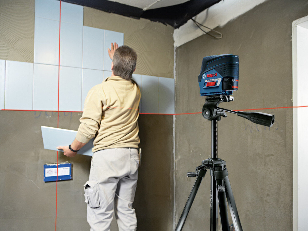Laser liniowy BOSCH GCL 2-50 C, precyzja, zasięg, ręka, budowa, Laser Bosch GCL 2-50 C, układanie płytek na ścianie