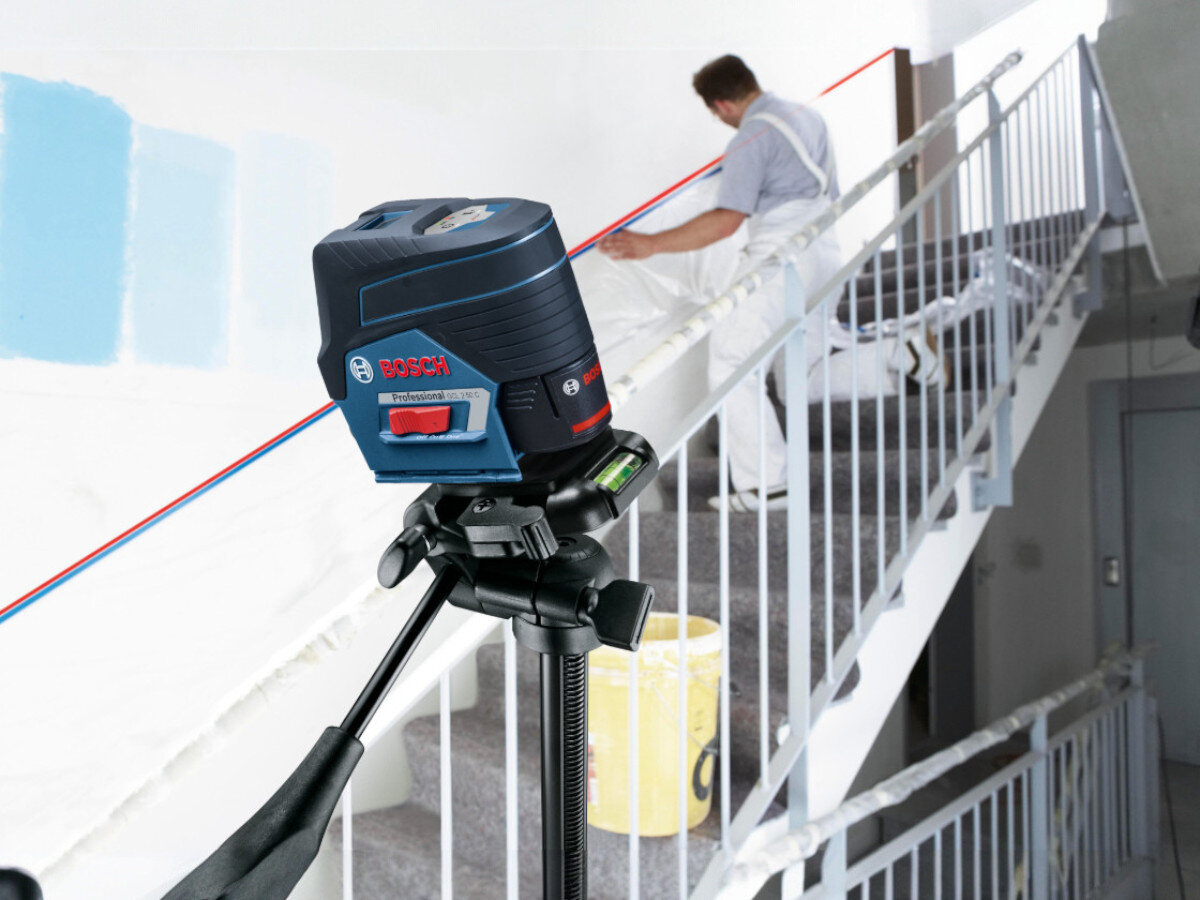 Laser liniowy BOSCH GCL 2-50 C, laser, poziomowanie, zasięg, precyzja, Bosch GCL 2-50 C na statywie, wyznaczanie linii na schodach