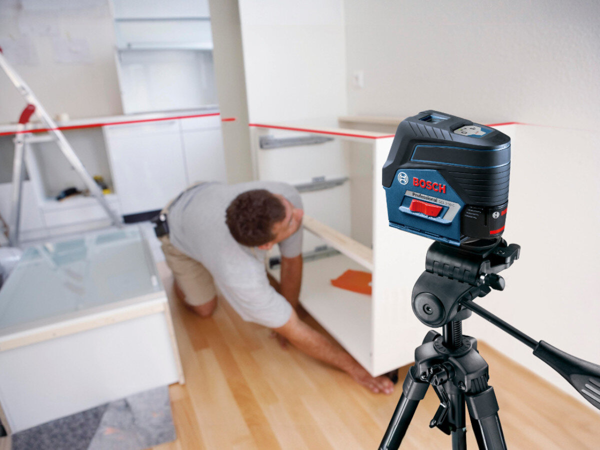 Laser liniowy BOSCH GCL 2-50 C, bluetooth, aplikacja, sterowanie, smartfon, Poziomowanie mebli kuchennych laserem krzyżowym Bosch