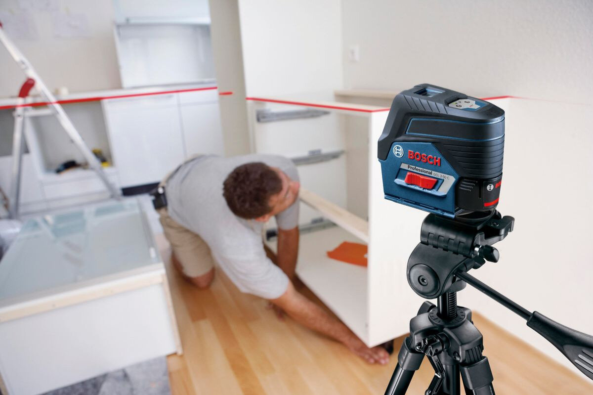 Laser liniowy BOSCH GCL 2-50 C, ochrona, IP54, pyłoszczelność, trwałość, Poziomowanie szafek kuchennych przy użyciu lasera Bosch.