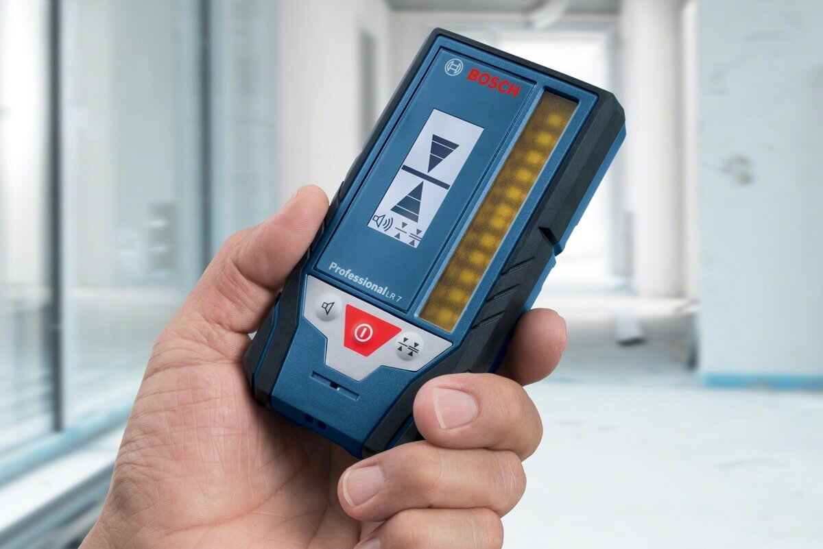 Odbiornik laserowy BOSCH Professional LR 7 (0601069J00), magnes, dźwięk, konstrukcja, stabilność, Odbiornik Bosch LR 7 wykrywający zieloną linię lasera na ścianie.