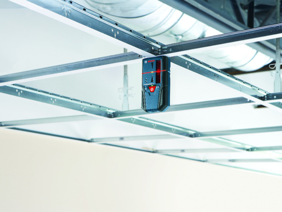 Odbiornik laserowy BOSCH Professional LR 6 (0601069H00), zielony, laser, detekcja, zasięg, odbiornik laserowy wisi przytwierdzony do sufitu z aluminium