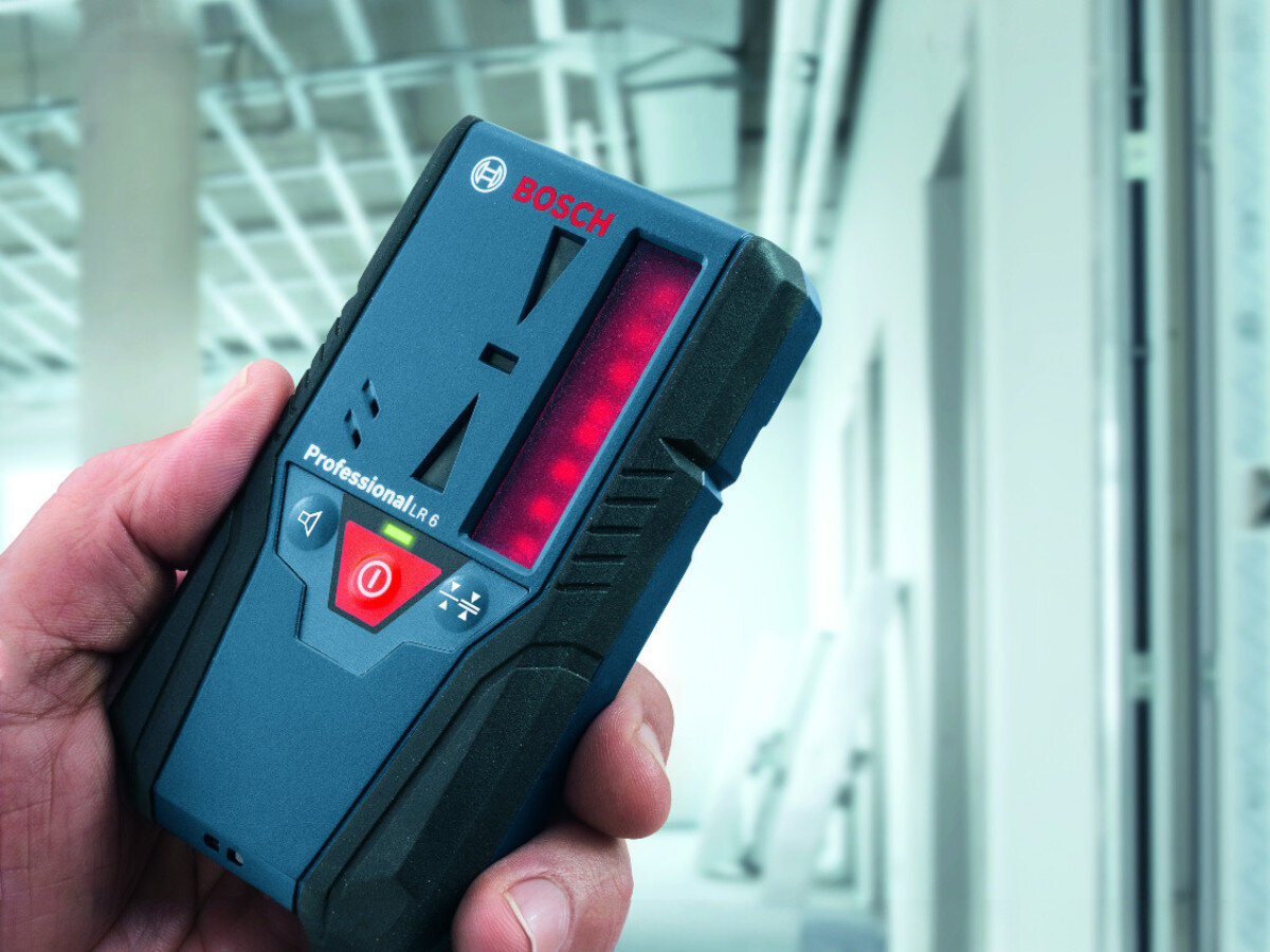 Odbiornik laserowy BOSCH Professional LR 6 (0601069H00), ekran, LCD, odczyt, panel, odbiornik laserowy trzymany w dłoni z pokazaniem panelu LCD