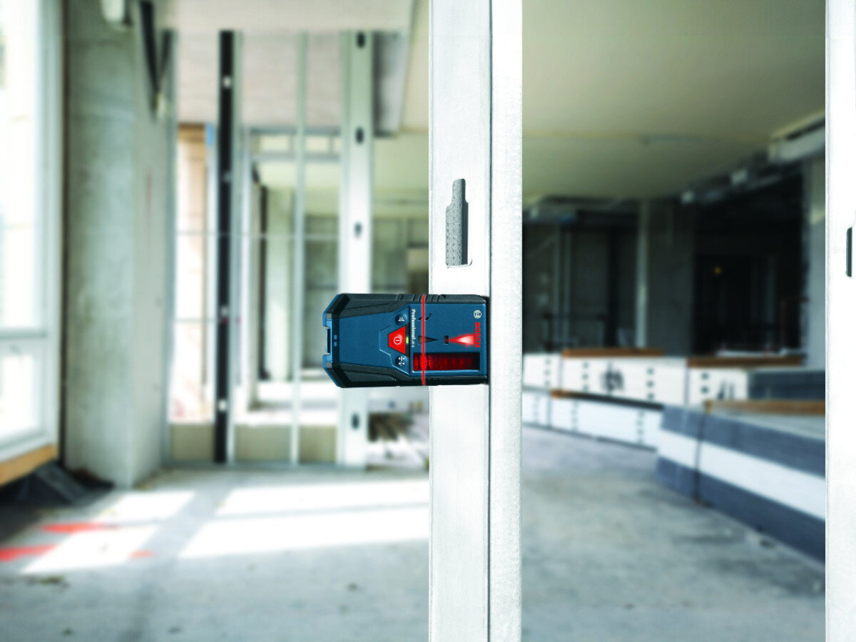 Odbiornik laserowy BOSCH Professional LR 6 (0601069H00), magnesy, montaż, wymiary, metal, obiornik przytwierdzony magnesem do listwy aluminiowej w poziomie