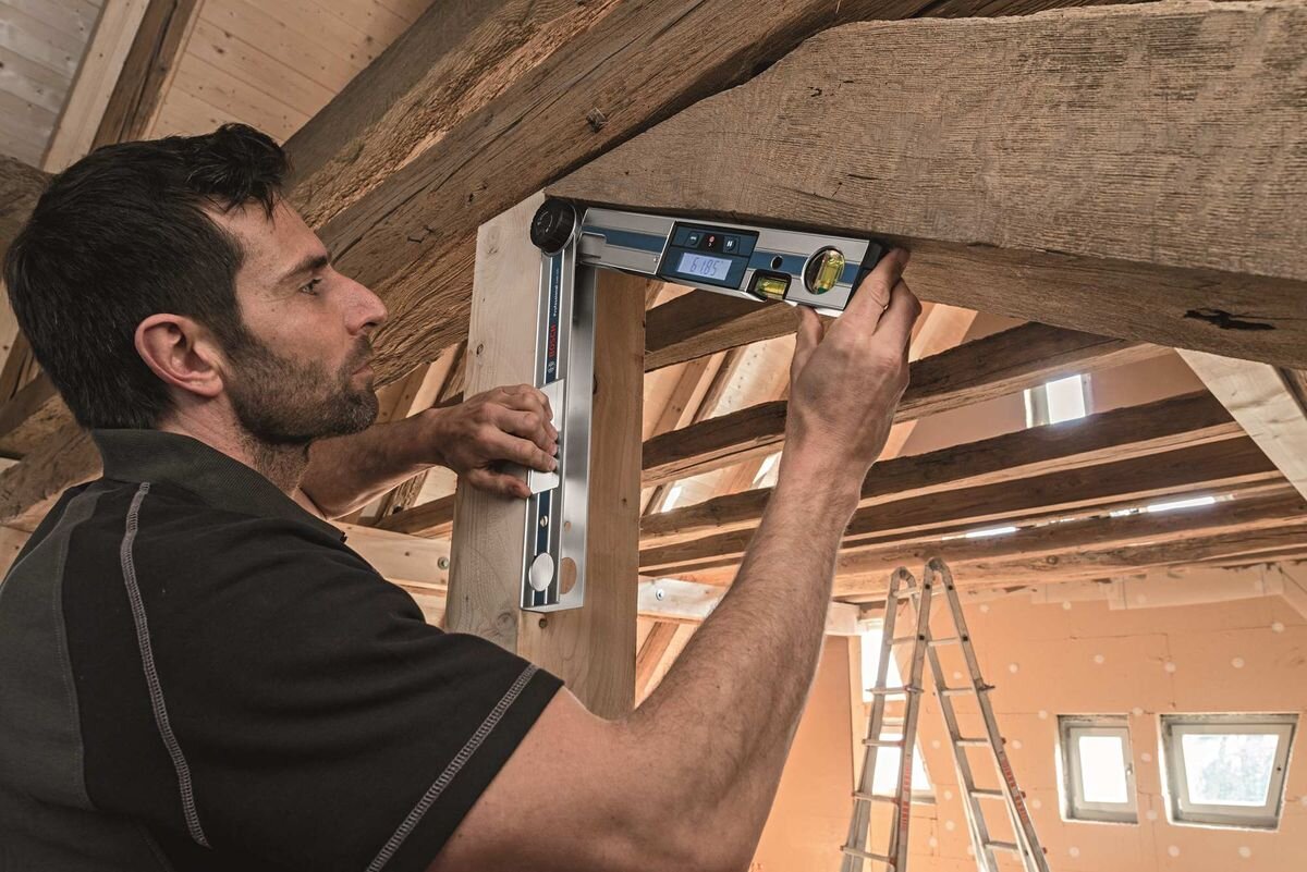 Kątomierz cyfrowy BOSCH Professional GAM 220 0601076500, kąt, pomiar, precyzja, praca, Precyzyjny pomiar kąta drewnianej belki konstrukcyjnej.