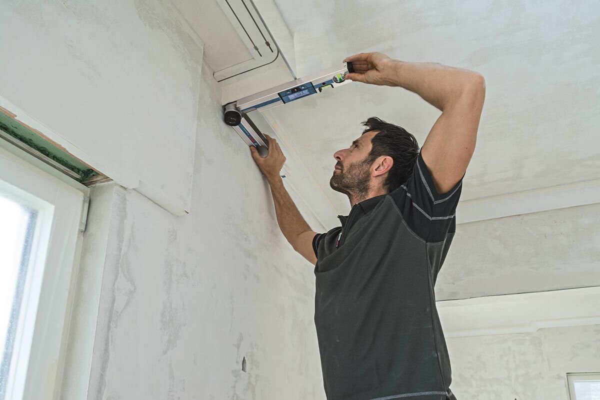 Kątomierz cyfrowy BOSCH Professional GAM 220 0601076500, wyświetlacz, ekran, światło, odczyt, Pomiar kąta przy suficie kątomierzem Bosch Professional.