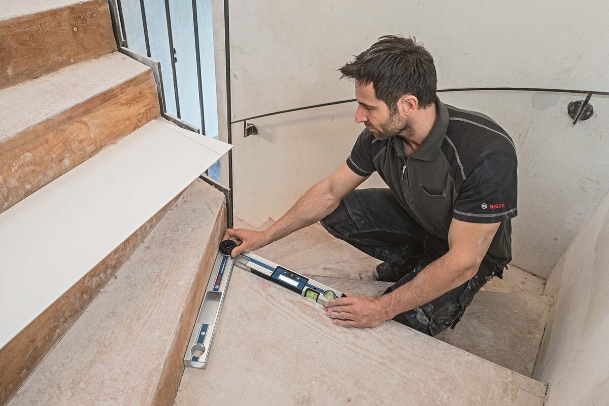 Kątomierz cyfrowy BOSCH Professional GAM 220 0601076500, zakres, stopnie, precyzja, ramię, Wyznaczanie kąta nachylenia schodów kątomierzem Bosch.