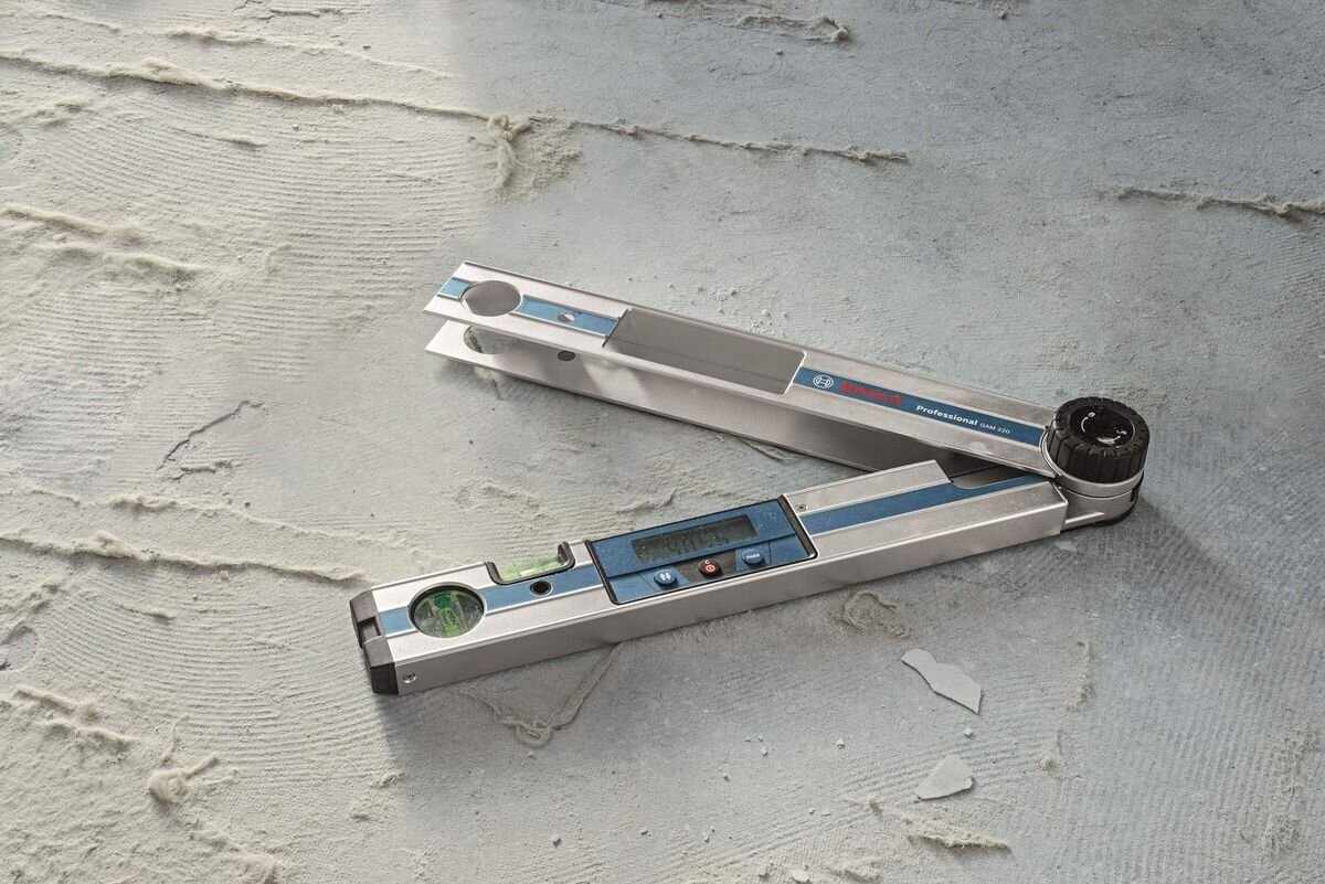 Kątomierz cyfrowy BOSCH Professional GAM 220 0601076500, ochrona, pył, woda, wymiary, Bosch Professional GAM 220 na zakurzonej powierzchni roboczej.