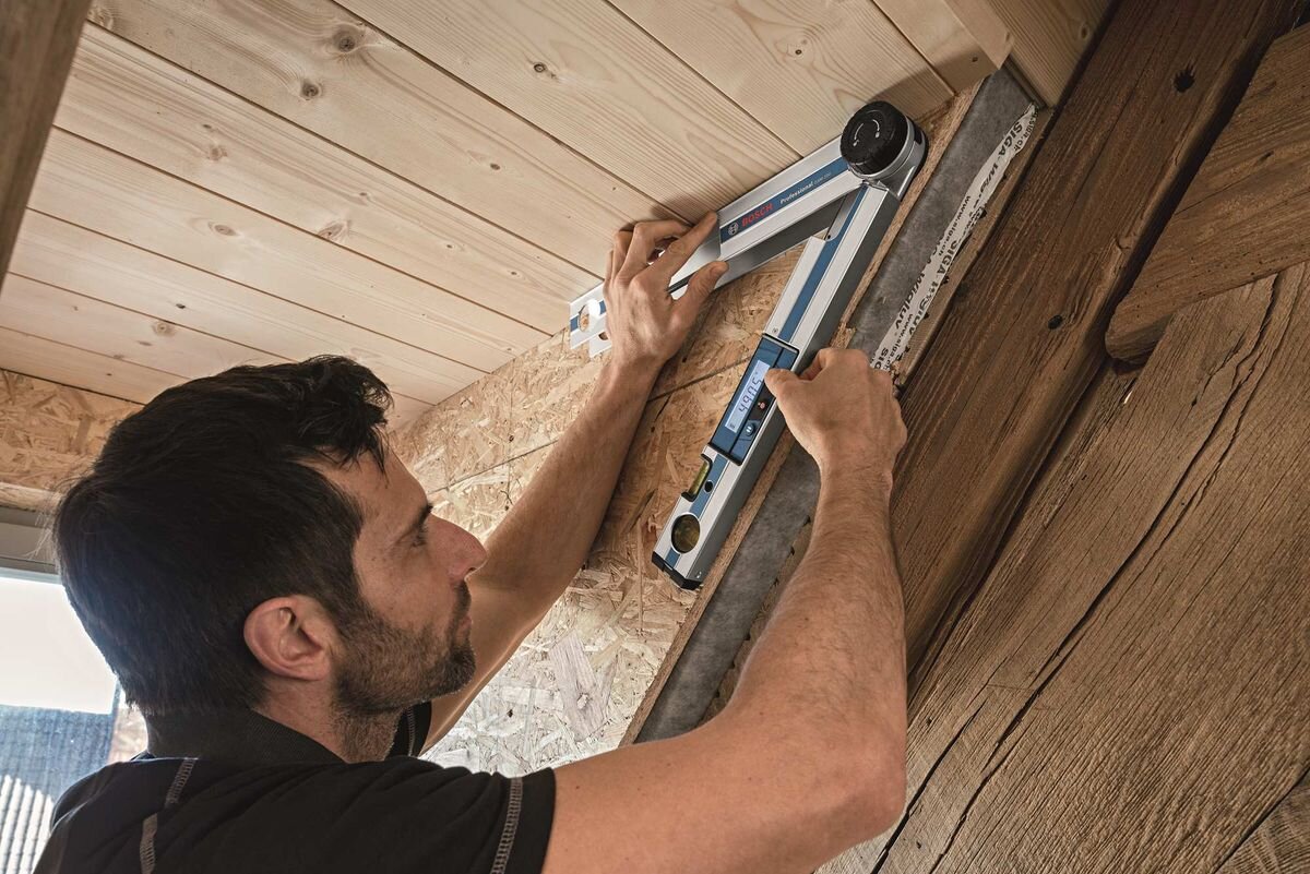 Kątomierz cyfrowy BOSCH Professional GAM 220 0601076500, hold, libella, bateria, funkcja, Pomiar kąta skosu dachu przy użyciu kątomierza GAM 220.