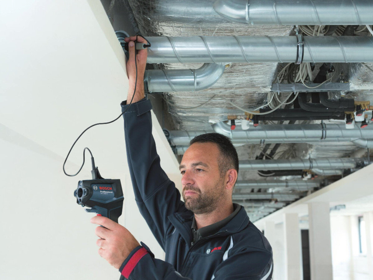 Termodetektor BOSCH Professional GIS 1000 C 0601083301, czujnik, temperatura, wilgotność, analiza, mężczyzna mierzy temperaturę konstrukcji