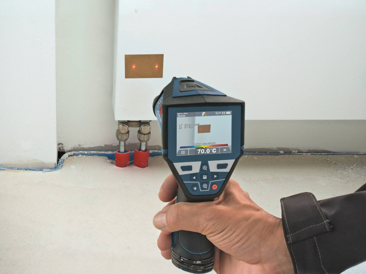 Termodetektor BOSCH Professional GIS 1000 C 0601083301, kamera, obraz, dokumentacja, dioda, dłoń trzyma włączony Termodetektor z pokazaniem jego wyświetlacza