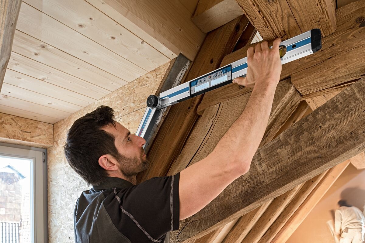 Kątomierz cyfrowy BOSCH Professional GAM 270 MFL 0601076400, kątomierz, pomiar, precyzja, laser, Mierzenie kąta krokwi dachowej przyrządem Bosch.