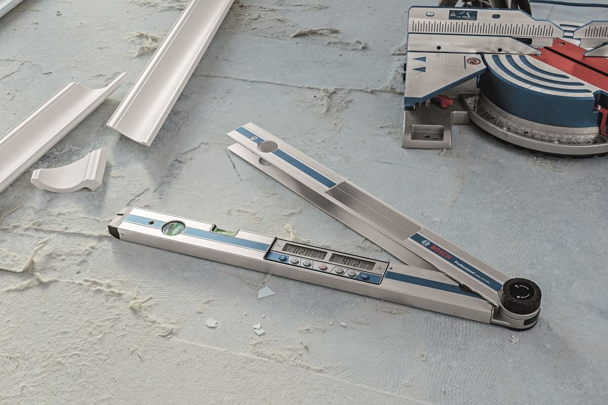 Kątomierz cyfrowy BOSCH Professional GAM 270 MFL 0601076400, ochrona, pyłoodporność, wymiary, aluminium, Kątomierz Bosch na budowie obok piły ukosowej.
