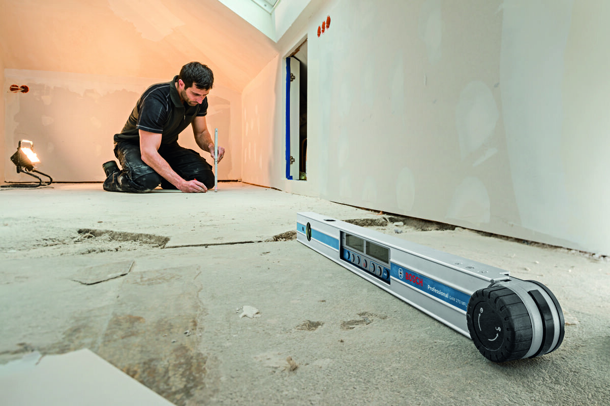 Kątomierz cyfrowy BOSCH Professional GAM 270 MFL 0601076400, libella, wyświetlacz, komfort, budowa, Kątomierz cyfrowy Bosch podczas prac wykończeniowych.