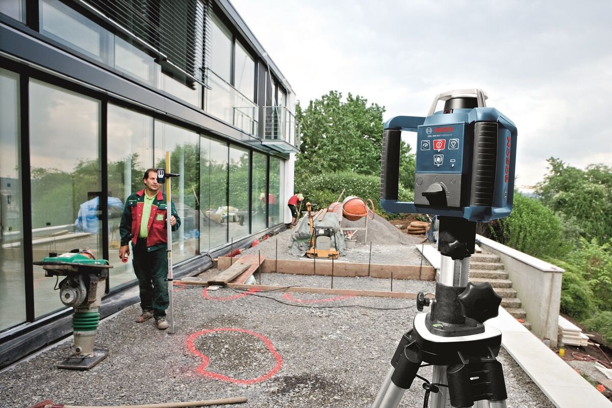 Laser obrotowy BOSCH Professional GRL 300 HV 0601061501, odporność, pył, woda, korpus, Niwelacja terenu na zewnątrz z laserem Bosch na statywie i łatą mierniczą.