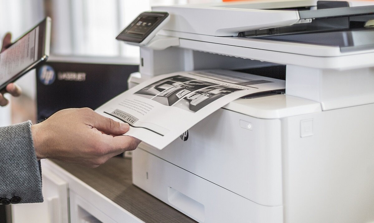Urządzenie HP LaserJet Pro M428fdw drukowanie skanowanie kopiowanie tusz jakość kolor czerń zbiornik przyciski płynność oszczędność wymiary Rozdzielczość druku