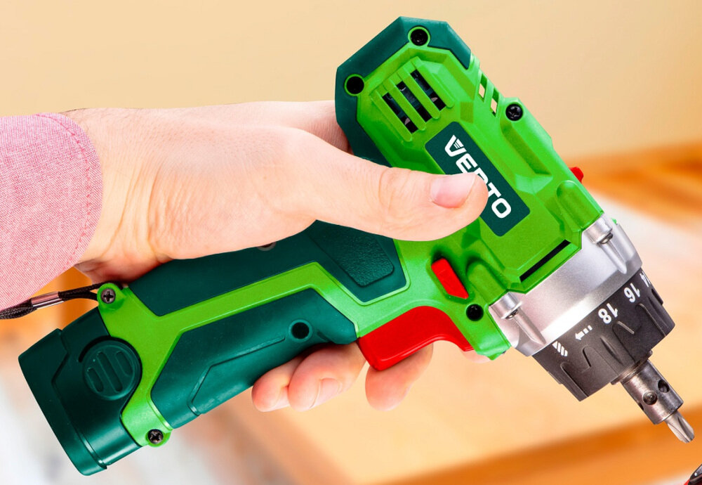 Wiertarko-wkrętarka VERTO 50G273 z odpornego na uszkodzenia wysokoudarowego tworzywa ergonomiczny uchwyt dla prawo i leworęcznch antypoślizgowa nakładka udoskonalona konstrukcja uchwyt lepsza kontrola panowanie maksymalny komfort pracy