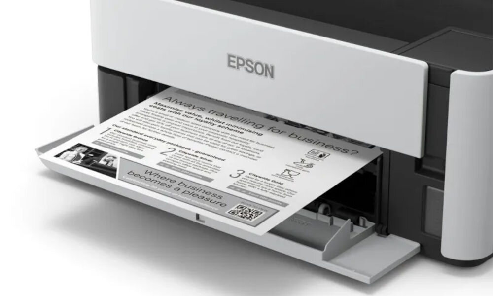 Drukarka EPSON EcoTank M1170 Automatyczny druk dwustronny, Wi-Fi prezentacja drukarki od przodu na białym tle z wydrukowaną kartką - szybkie wydruki do biura