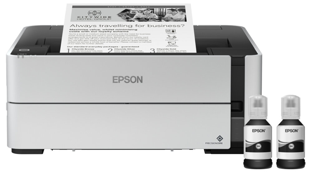 Drukarka EPSON EcoTank M1170 Automatyczny druk dwustronny, Wi-Fi prezentacja drukarki od przodu na białym tle z wydrukowaną kartką i butelkami przed - ekonomiczny czarny atrament do 11 000 stron