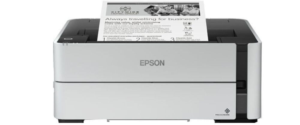 Drukarka EPSON EcoTank M1170 Automatyczny druk dwustronny, Wi-Fi prezentacja drukarki od przodu na białym tle z wydrukowaną kartką - szybki start bez nagrzewania
