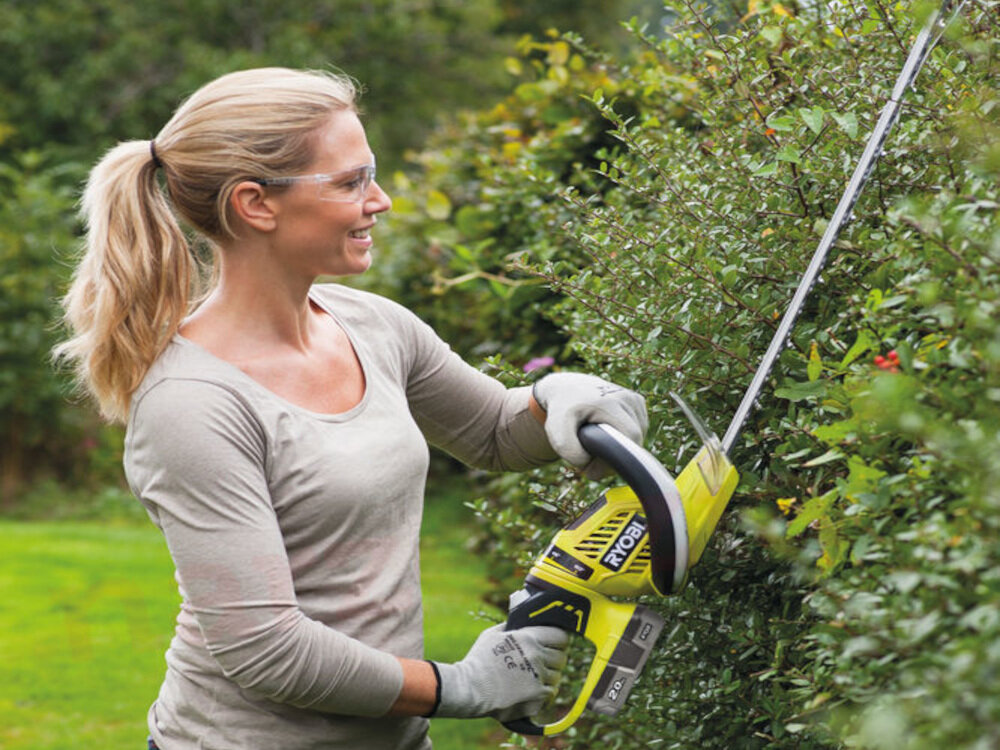 Nożyce do żywopłotu RYOBI RHT1851R20F akumulatorowe lekka konstrukcja funkcja piłowania długość części roboczej 50 cm duża efektywność komfortowa i ergonomiczna praca