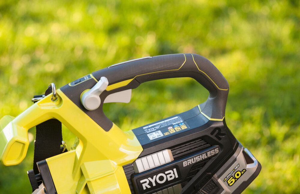 Dmuchawa do liści RYOBI OBV18 komfortowy uchwyt ergonomiczna forma doskonałe wyważneie miękka rękojeść niska waga 3,7 kg niski poziom hałasu 97,4 dB