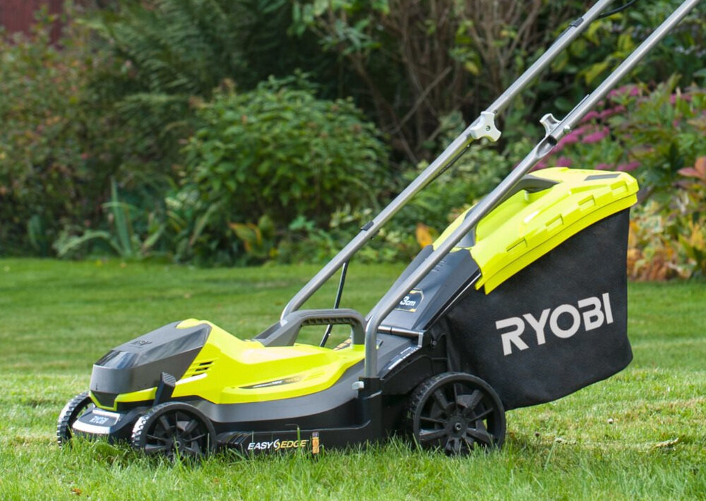 Kosiarka akumulatorowa RYOBI RYOBI RLM18X33B-40 koła płynność prowadzenia stabilność niewielka waga 8,7 kg koła nie wystają poza obrys kosiarki