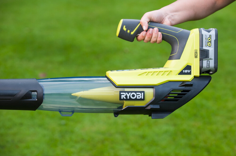 Dmuchawa do liści RYOBI OBL18JB uchwyt komfortowy ergonomiczna forma doskonałe wyważenie miękka rękojeść