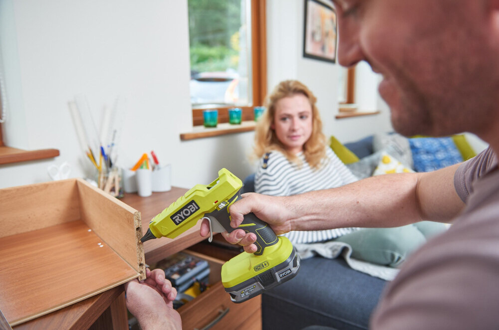 Pistolet do kleju RYOBI R18GLU-0 konstrukcja z wysokiej jakości tworzyw sztucznych niezastąpiony przy projektach DIY nie brudzi klej szybko się rozgrzewa i szybko zastyga do napraw i tworzenia nowych rzeczy
