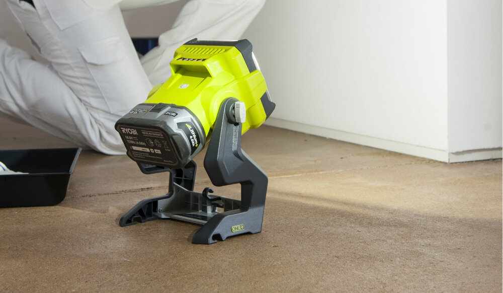 Lampa RYOBI R18ALH-0 z wysokiej jakości tworzywa sztucznego mocna i zwarta budowa waga 1,4 kg